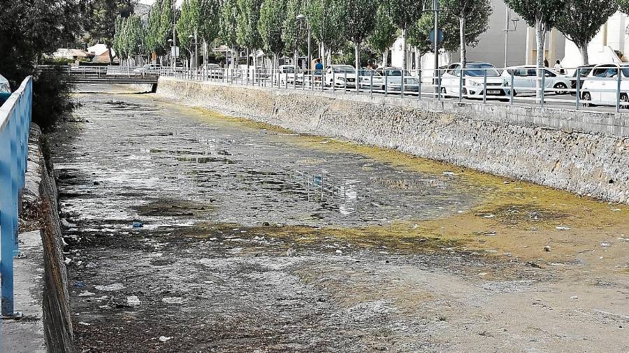 Estado actual del canal, ubicado delante de la playa. FOTO: Alfredo González