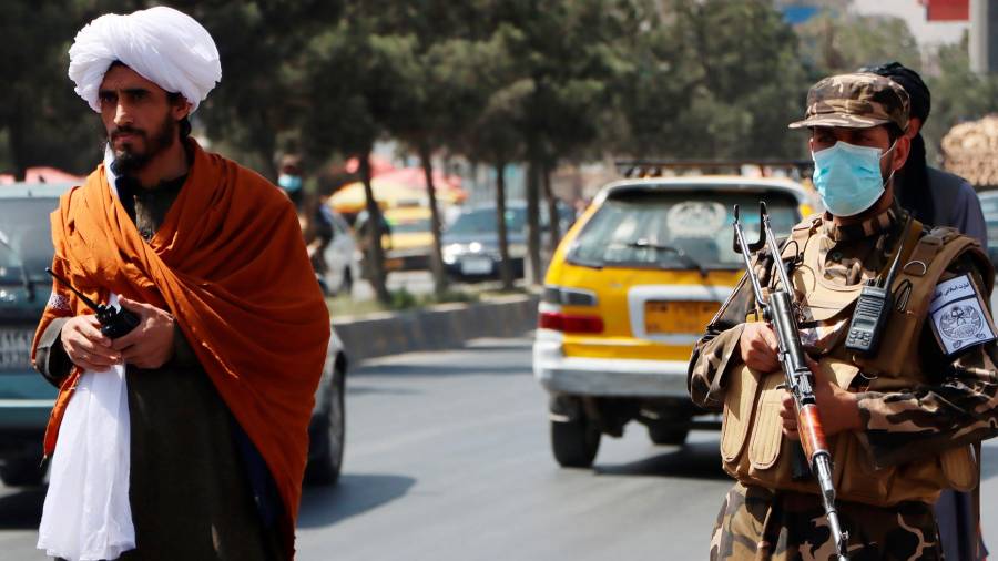 Fuerzas de seguridad, en un punto de control en una avenida de Kabul, en una imagen del jueves. FOTO: EFE/EPA/STRINGER