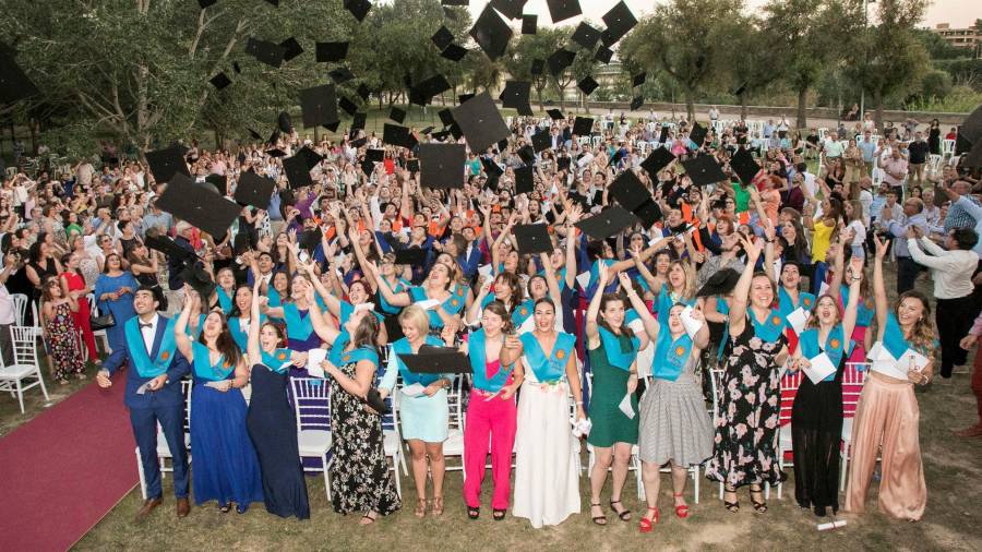 Alumnes del Campus Terres de l’Ebre de la URV, en l’acte de cloenda del curs, el juny de 2017. FOTO: ACN