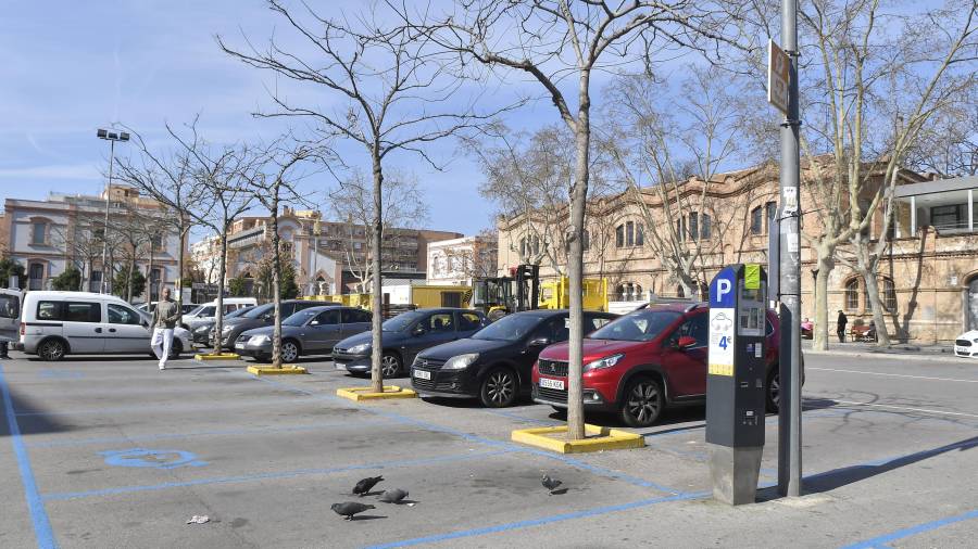 El Gepec recuerda que el parking de delante de la biblioteca Xavier Amorós es zona verde, según el Pla General. FOTO: A. gonzález