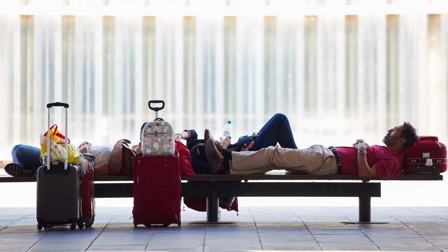 Viajeros descansan en el aeropuerto de Barcelona-El Prat, en una imagen de archivo. FOTO: Alejandro García/EFE