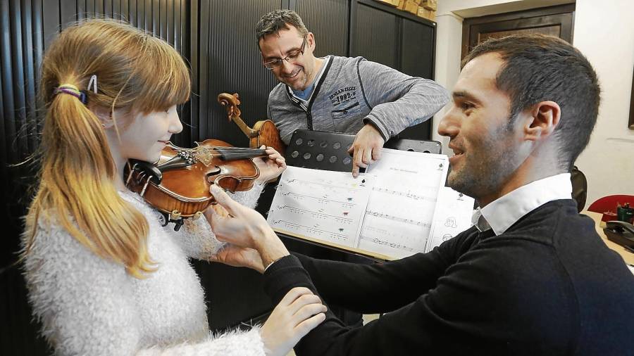 Dos profesores del Conservatori de Música de Tarragona con una alumna de violín. Foto: pere ferré