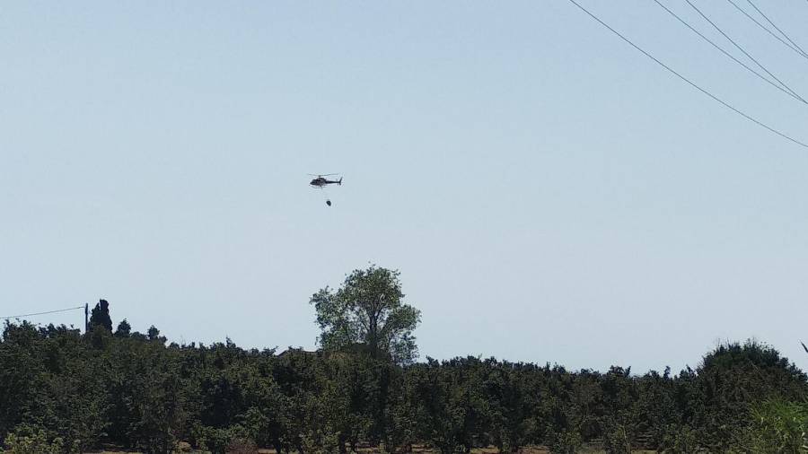 Imagen del helicóptero trabajando en el incendio. Àngel Juanpere