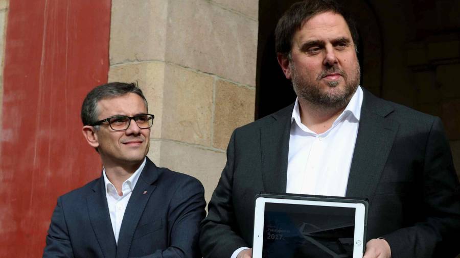 Fotografía de archivo del secretario general de Economía del Gobierno catalán, Josep Maria Jové Lladó, junto al vicepresidente del Govern y conseller de Economía, Oriol Junqueras