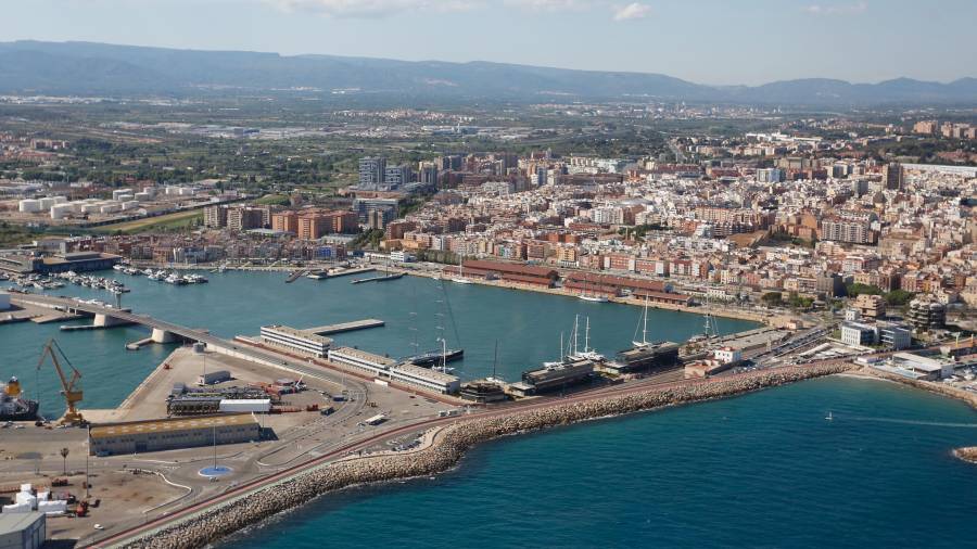 Imagen de una vista aérea de la costa de Tarragona y el Port. Foto: Pere Ferré