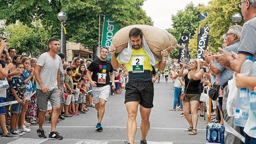 Rubén Guillén va ser el guanyador ahir de la cursa de portadors de sacs d’avellanaa Riudoms i també de la combinada. FOTO: Alba Mariné