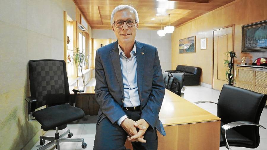 Josep Fèlix Ballesteros, ayer al mediodía, en el que ha sido su despacho de Alcaldia durante los últimos doce años. FOTO: Pere Ferré