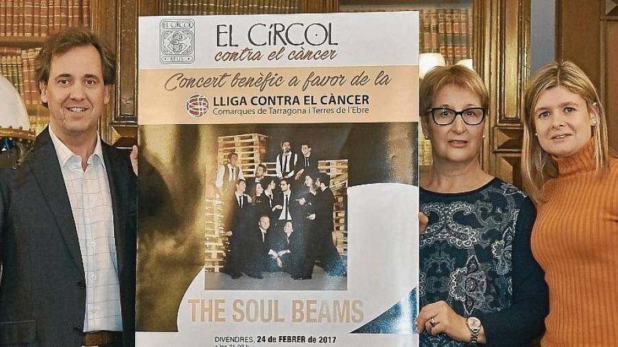Carme Vidal, junto con la concejal de Salut, en una imagen de archivo anunciando el concierto de El Círcol contra el cáncer . FOTO: a.m.