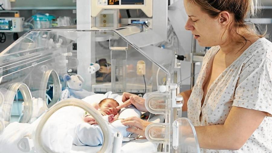 Una madre visita a su bebé en la UCI Neonatal del Hospital Joan XXIII, muy cerca de la recientemente estrenada UCI Pediàtrica. FOTO: Alba Mariné