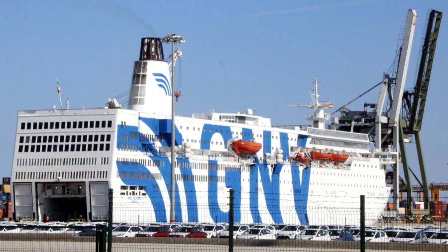 Pla obert lateral del creuer GNV Azzurro, atracat al Port de Tarragona per ordre de l'Estat. FOTO: ACN