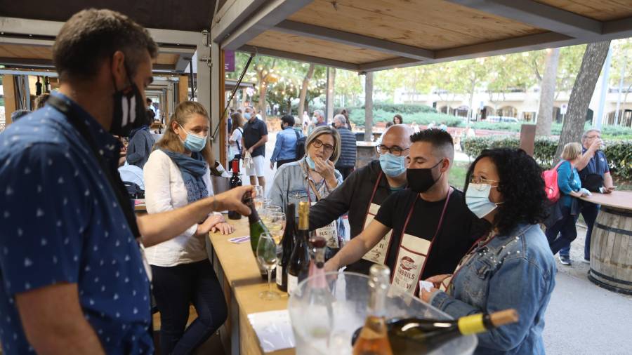 Una de las bodegas explica su gama de vinos a los visitantes. FOTO: ALBA MARINÉ