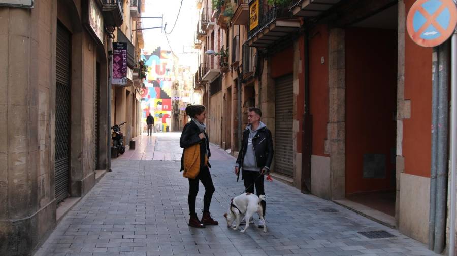 Imatge de dos joves que viuen al centre històric parlant al mig del carrer de Sant Antoni de Valls. FOTO: A. TUDÓ