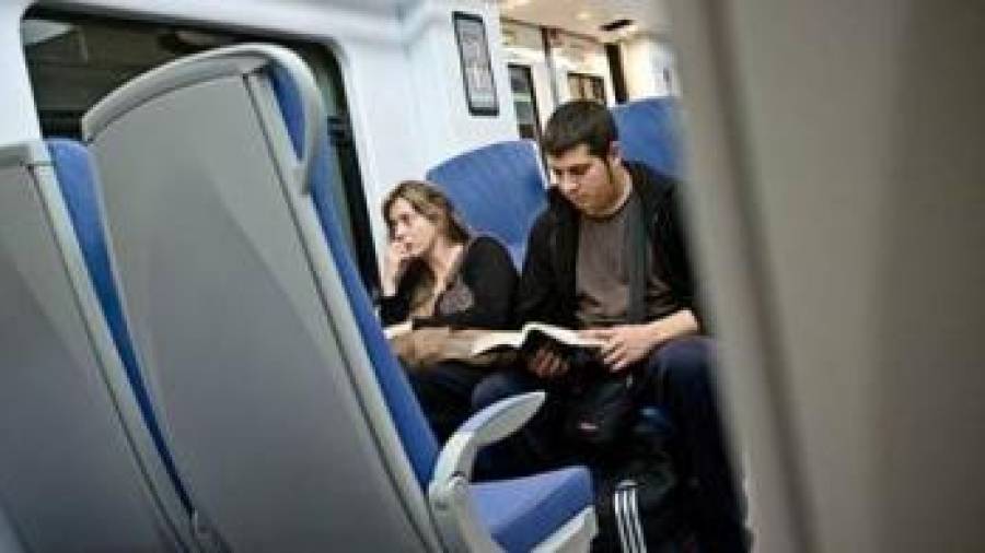 Imatge de recurs de dos persones viatjant amb tren. FOTO: Ajuntament d'Alcanar