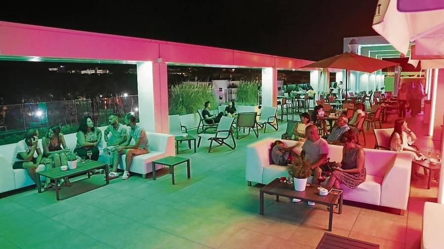 Los clientes pueden relajarse en la azotea del hotel salouense, con diferentes luces LED de colores, mientras disfrutan de una copa y de la música en directo. FOTO ALBA MARINÉ