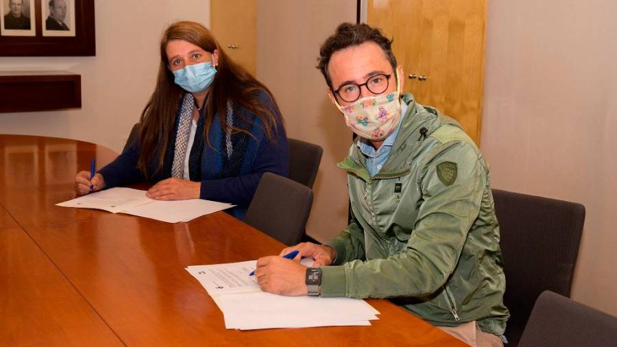Signatura del coveni amb l'Alcalde, Pere Segura i la gerent d'Aprodisca, Anna Mas. FOTO: Ajuntament de Vila-Seca