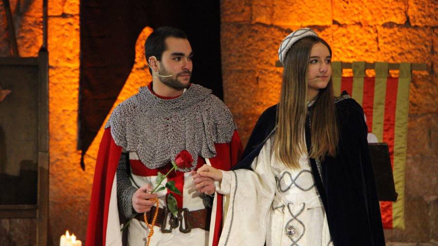 Sant Jordi i la princesa durant la gala que es va fer a l’antiga església de Sant Francesc. foto: Jordina Moix