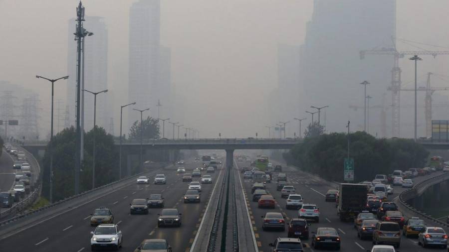 Las PM10 son partículas finas presentes en el aire contaminado que entran y se acumulan en los pulmones. EFE