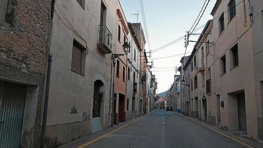 El carrer Major travessa el nucli urbà i correspon a l’antiga carretera C-240. FOTO: ÀNGEL JUANPERE