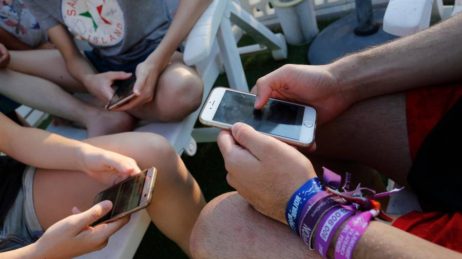 La adicción al móvil se ha extendido entre los adolescentes. Foto: Pere Ferré