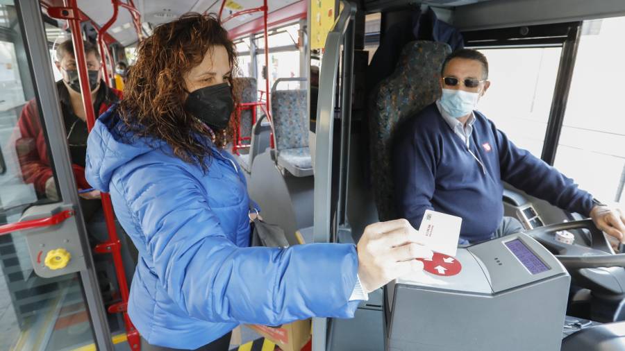 Una usuaria, ayer, pasando su bono en un bus.FOTO: PERE FERRÉFUENTE: EMT