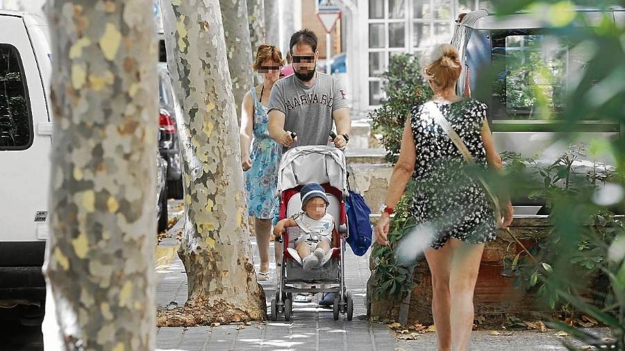 Una pareja pasa con un carrito de bebé por un tramo estrecho de la vía. FOTO: Pere Ferré