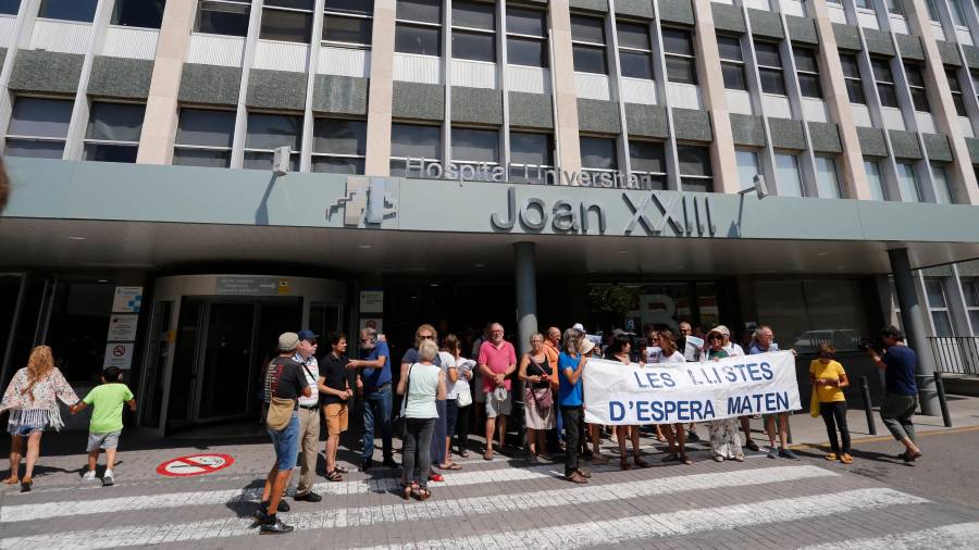 Casi medio centenar de personas se concentraron ayer en el Hospital Joan XXIII contra el cierre de camas y quirófanos. Foto: Pere Ferré