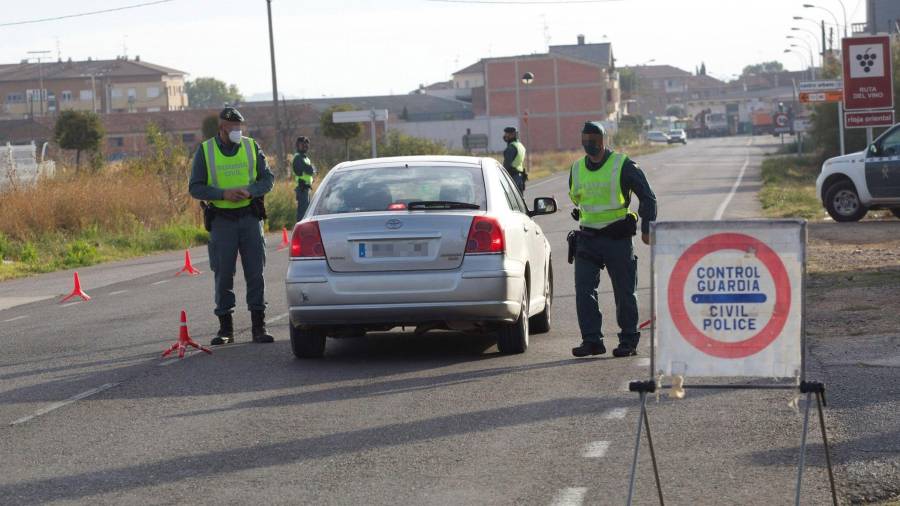 La Guardia Civil ya controla los accesos a algunas de las zonas confinadas de Madrid. FOTO: EFE