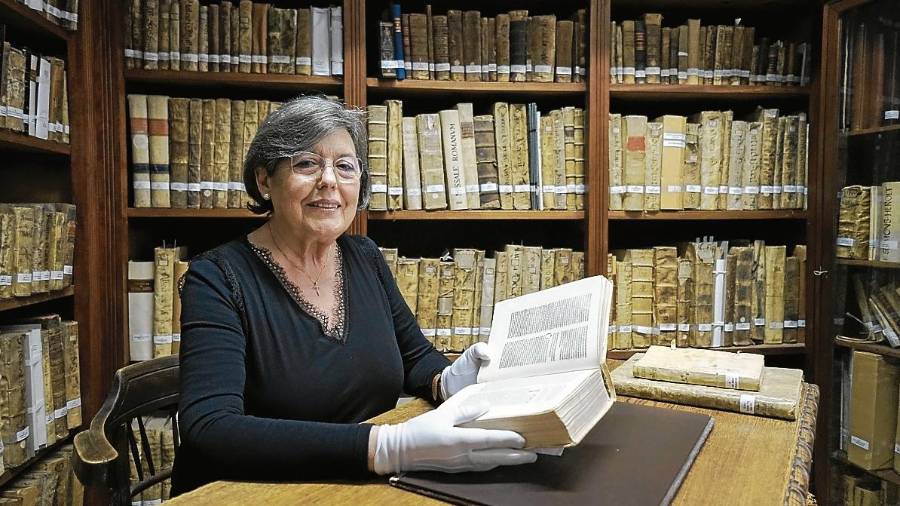 M. Carme Just amb els incunables que es conserven a la Biblioteca del Centre de Lectura. Foto: F. Acidres