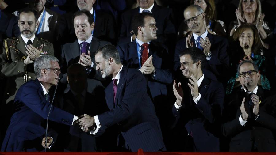 Ballesteros dando la mano al Rey durante la inauguración de los Juegos. EFE