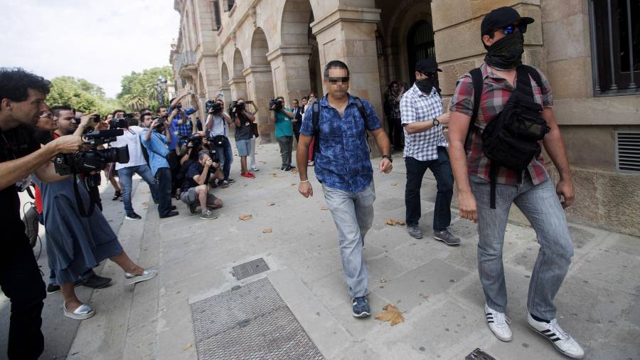 Agents de la Guàrdia Civil surten de la seu del Parlament de Catalunya. EFE