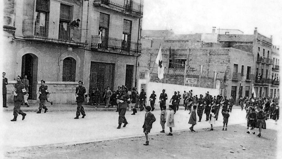 Any 1942. Desfilada de la banda de la Creu Roja a les festes del barri. FOTO: Arxiu Josep M. Llort Porqueres / Tarragona Antiga