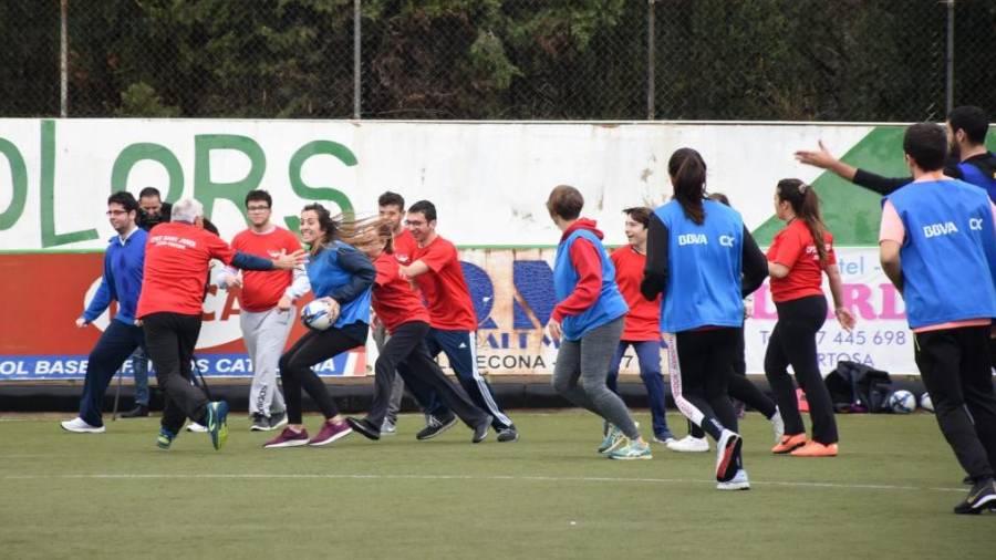 Un moment del partit que van jugar estudiants de la URV i alumnes del Col·legi Sant Jordi de Jesús després de l'entrenament. Foto: URV