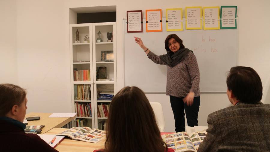 Els alumnes de català del Casal escolten la professora durant una de les classes programades pel mes de gener del 2018. FOTO: ACN