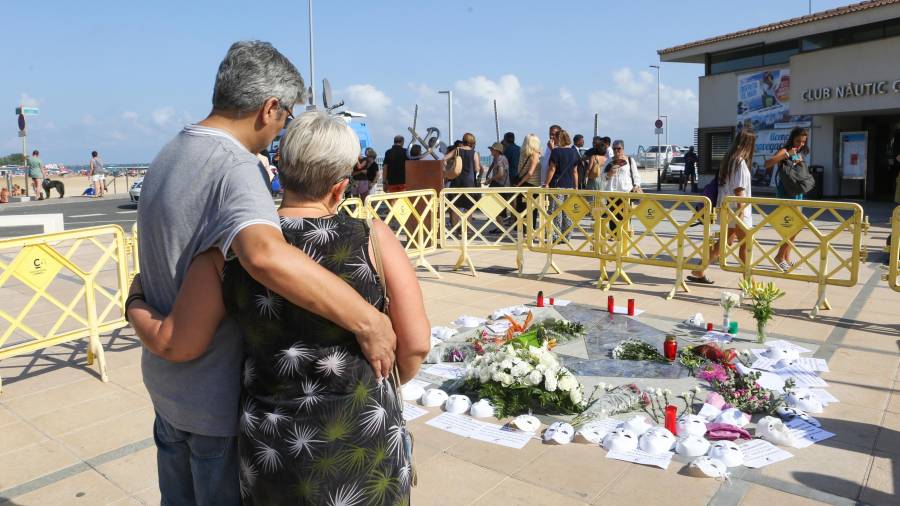 Rubén y Núria, víctimas de Cambrils, ayer ante el Memorial. Foto: Alba Mariné