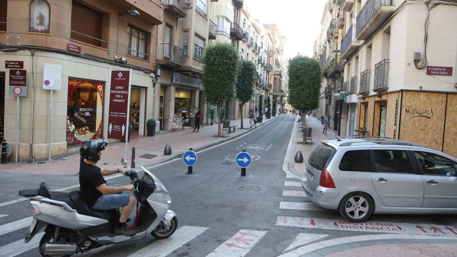 La calle Santa Anna marca el inicio de la prohibición del paso de los vehículos en el arrabal. FOTO: ALBA MARINÉ