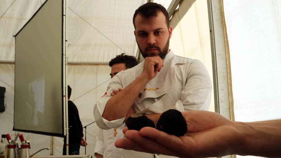 Trufas en una mano y el chef del restaurante Deliranto, Nilo Bono, en la IV Feria de la Trufa de Vilanova de Prades. ACN