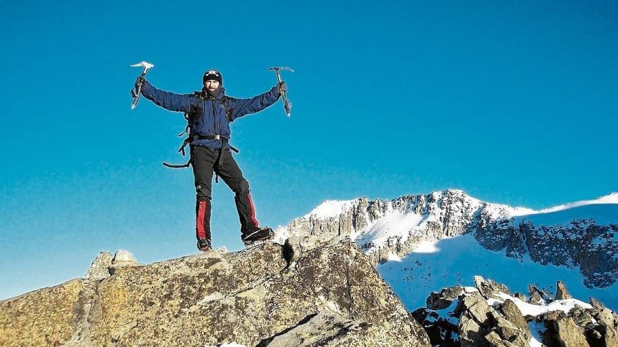 Juan Luis Benítez, equipado con piolets y crampones, en la cima de la Aguja Argarot, cresta de Llossas, en invernal. FOTO: CEDIDA