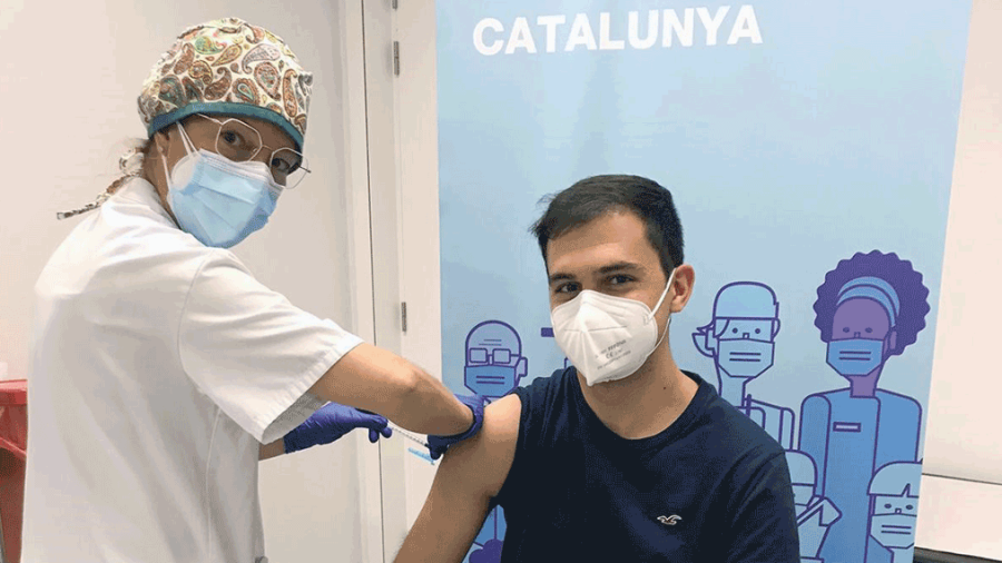 El estudiante de Medicina Oleguer Pau recibe la vacuna. FOTO: URV