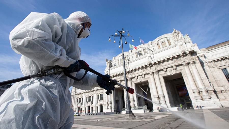 Imagen de un operario desinfectando las calles de Milán. EFE
