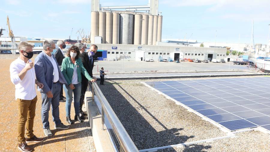 La consellera Teresa Jordà, acompañada del alcalde de la ciudad y el presidente del Port, inaugurando las placas solares. FOTO: ALBA MARINÉ