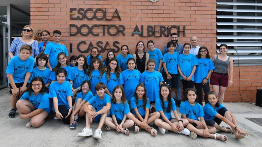Alumnes de l'Escola Doctor Alberich i Casas amb la nova retolació. FOTO: Alfredo González