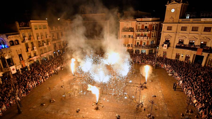 Instant del castell de focs, d'aquesta nit a la plaça del Mercadal. FOTO: Alfredo González