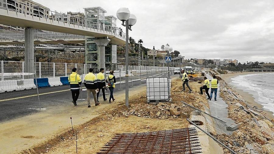 Las obras de reforma del Passeig Marítim Rafael Casanova está previsto que acaben a finales de enero. FOTO: Pere Ferré