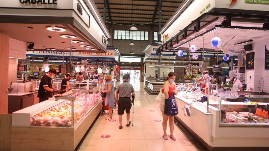 Varios negocios del Mercat Central de Reus han optado, este último año, por renovar sus puestos de venta y ampliar paradas. FOTO: ALBA MARINÉ