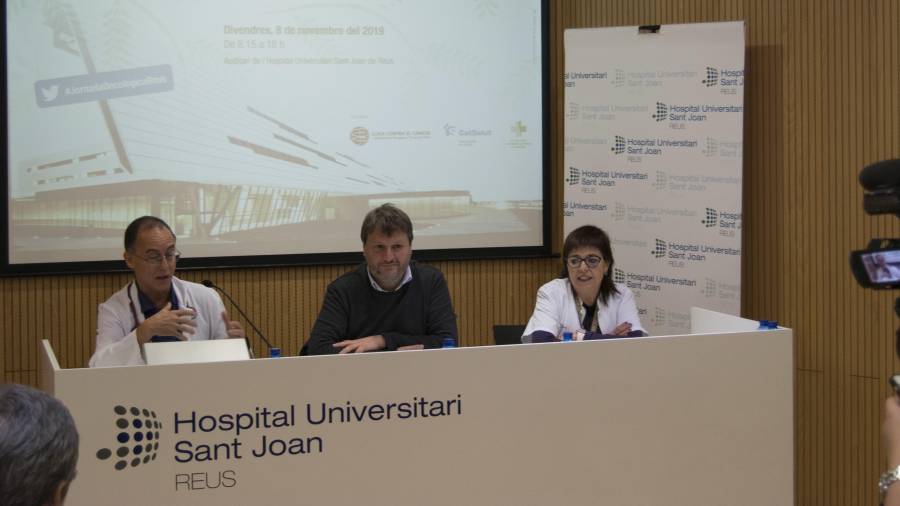 El doctor Josep Gumà, el concejal de Salut i Ciutadania y la directora de Enfermería del Hospital Sant Joan de Reus. FOTO: HOSPITAL SANT JOAN DE REUS