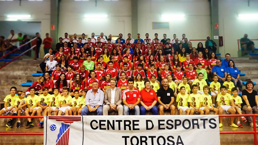 En la imagen los diferentes equipos del CE Tortosa para la próxima temporada. Foto: CE Tortosa