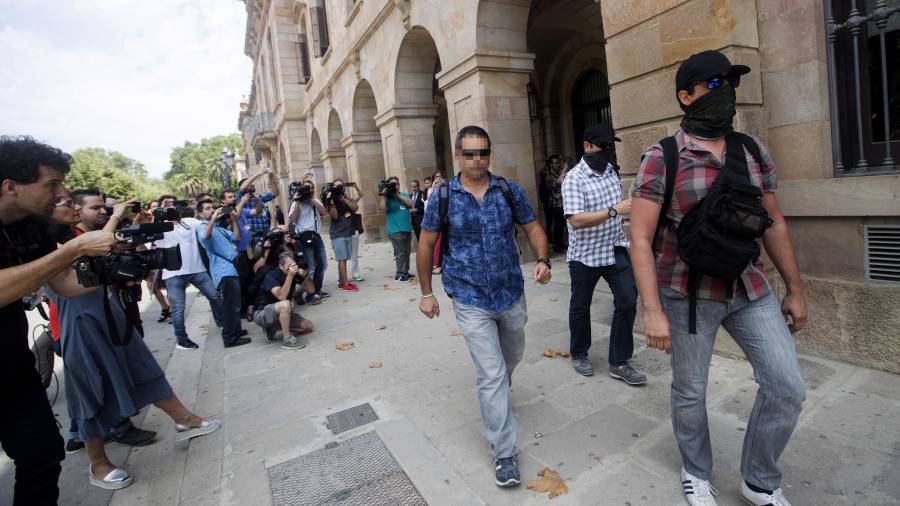 Agentes de la Guardia Civil a su salida de la sede de parlamento de Cataluña. Foto: EFE.