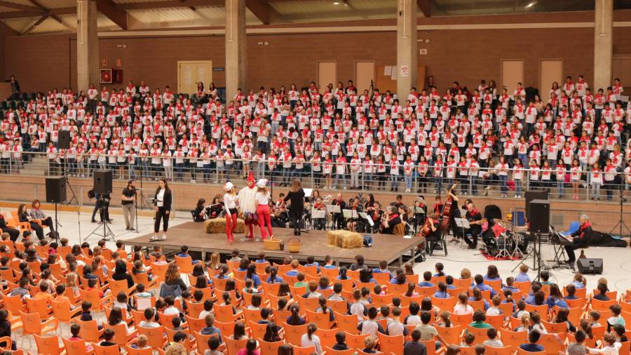 Els alumnes, durant la cantata. Foto: Cedida