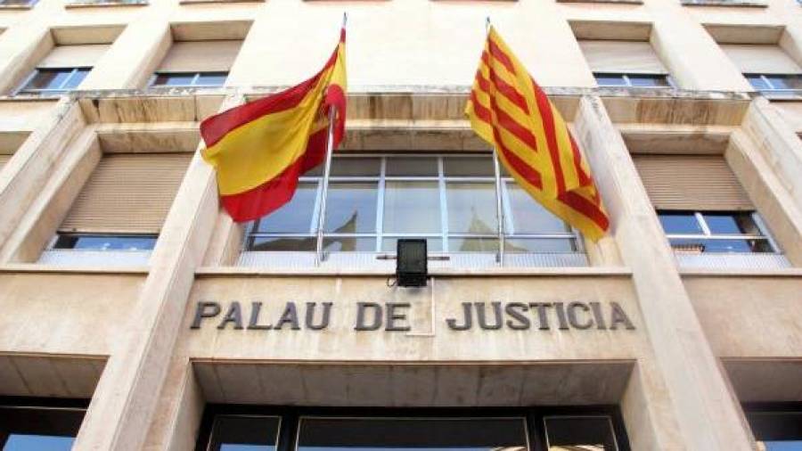 Imagen de la fachada de entrada en la Audiencia Provincial de Tarragona. FOTO: ACN