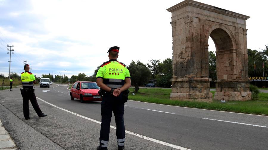 Los agentes de los Mossos en el control en el Arc de Berà para informar de la restricción de circulación por-N340 a los camioneros.